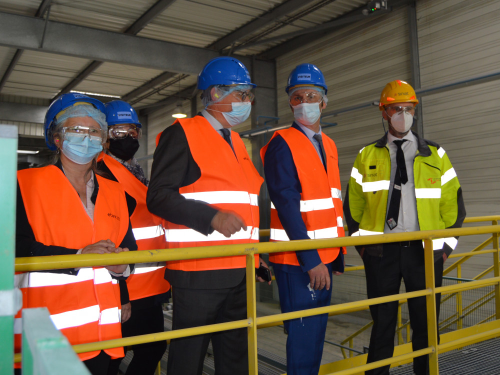 Le directeur du pôle industriel Nord François Richard, à droite, accompagnait les élus et le représentant de l’Etat dans la visite de l’usine