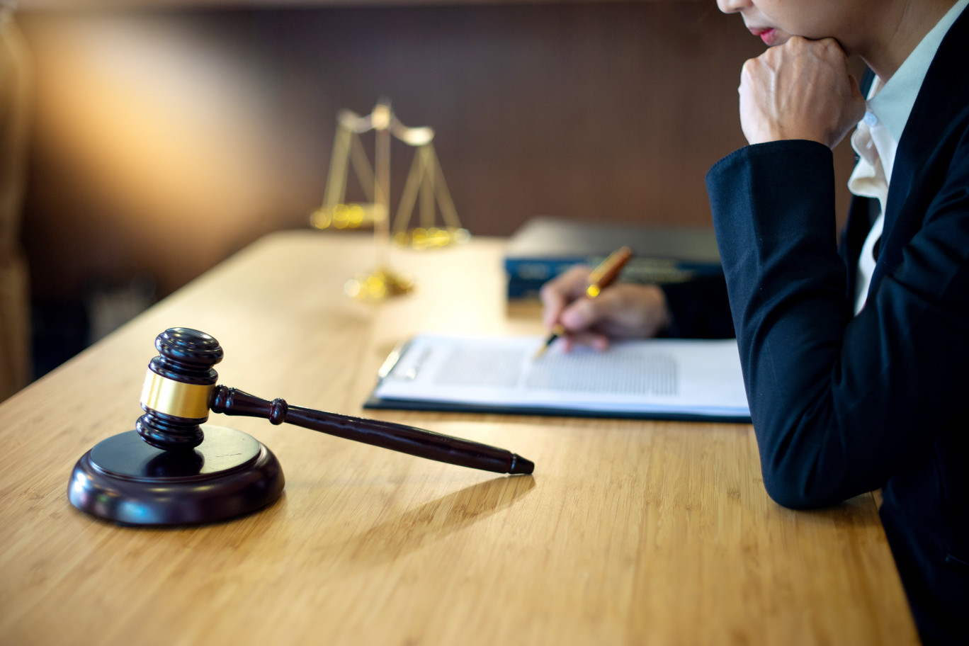 To be a judge. Судья. Судья и интернет. Судья за компьютером. Corporate Law.