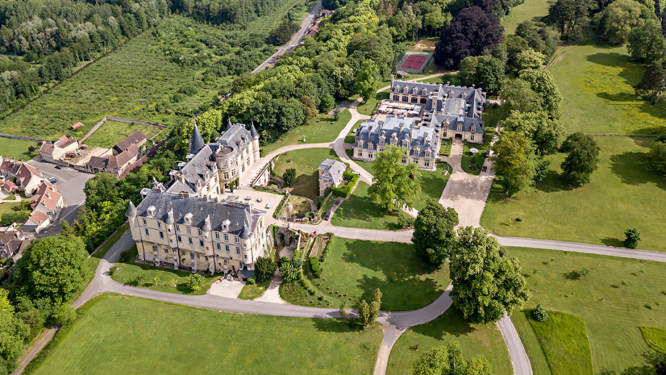 Haut Château De Princesse Avec De Longues Fenêtres Et Toit Violet