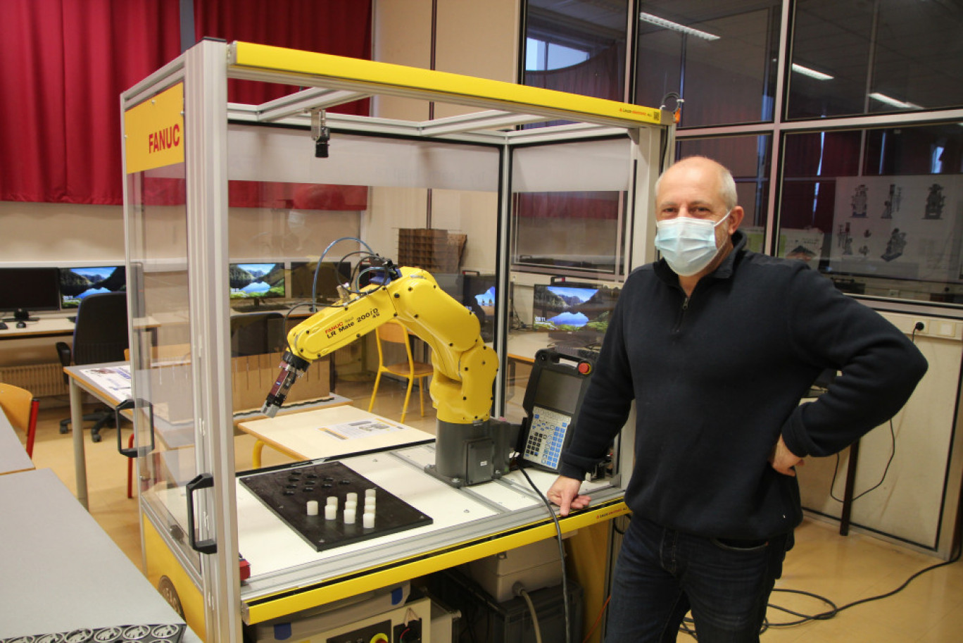 Stéphane Bouillette devant le robot pédagogique acquis par le Lycée fin 2018.©Aletheia Press/B.Delabre