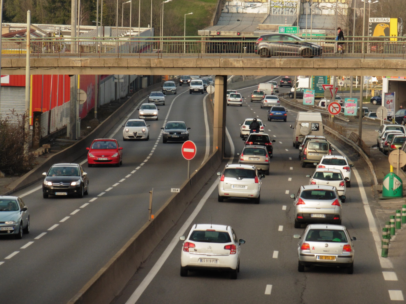 Les secteurs populaires sont plus souvent striés par des voies rapides (ici, à Saint-Étienne) qui interdisent le passage, à pied, d’un quartier à l’autre.(c)O.Razemon