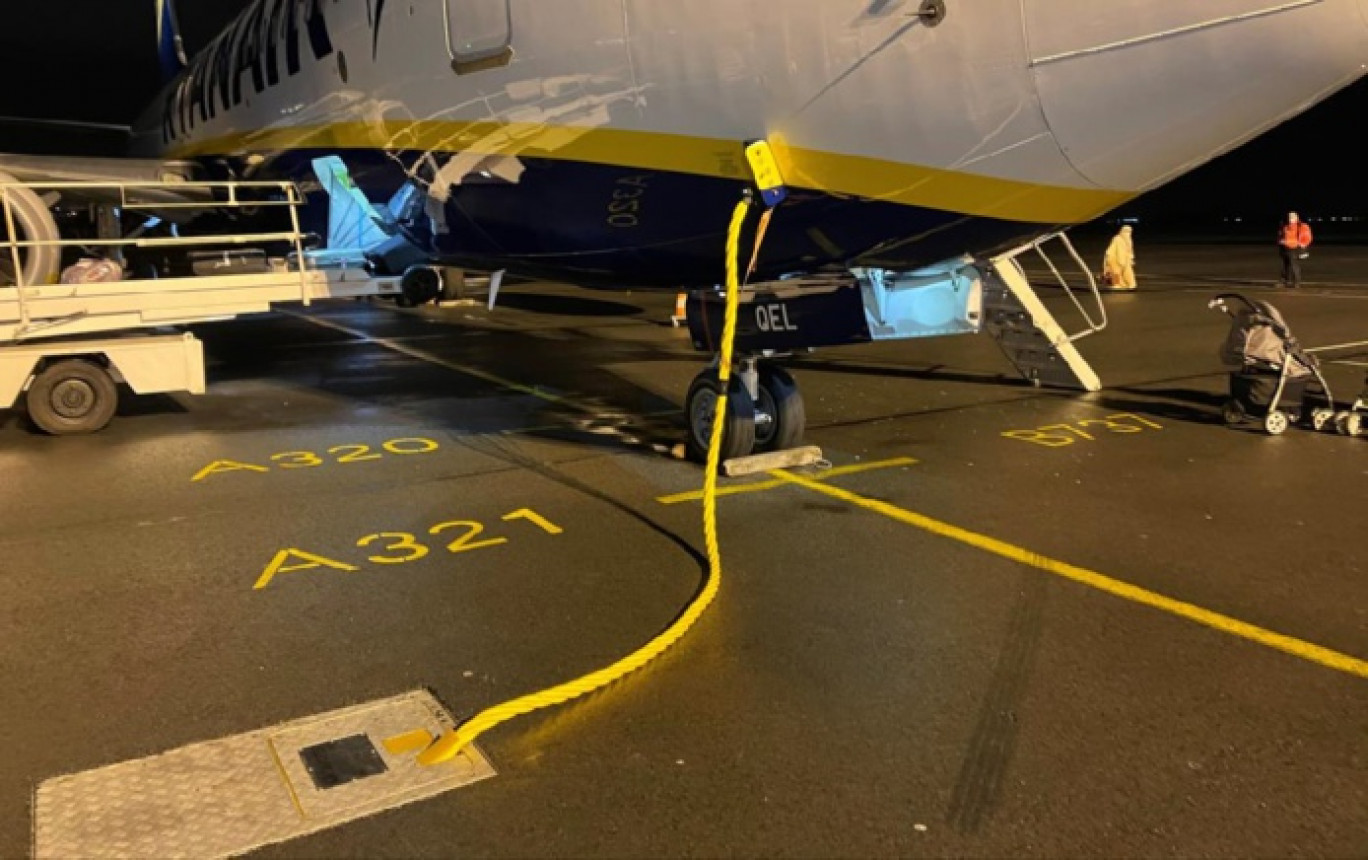 Avion connecté au réseau d’infrastructure 400 HZ.(c)Aéroport Paris-Beauvais