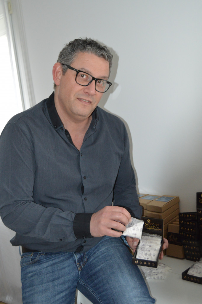 Laurent Paraschiv présente son coussin d'air, sous forme de petit sachet.