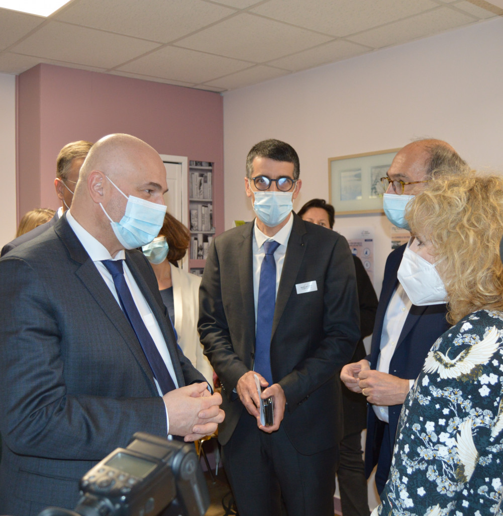 Laurent Pietraszewski (à g.), à la rencontre des médecins du travail - Muriel Legent (à dr.) , aujourd'hui dans les locaux de Médisis à Senlis, en présence de Mathieu Lallemant (au centre) et Eric Woerth, député de l'Oise.