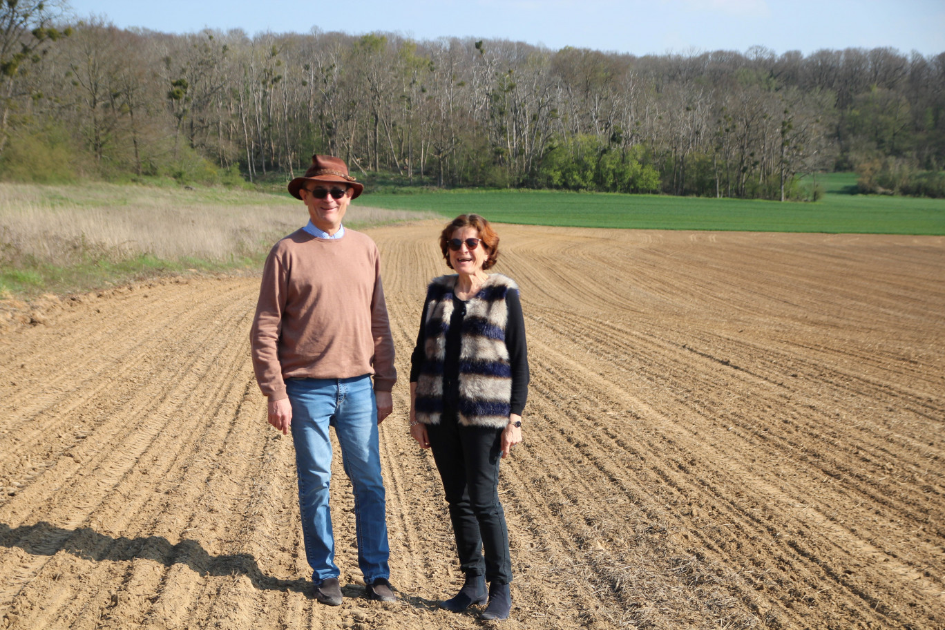 Arnaud et Élisabeth Roland, sur la parcelle qui accueillera la vigne au printemps prochain. (c)Aletheia Press/ Benoit Delabre