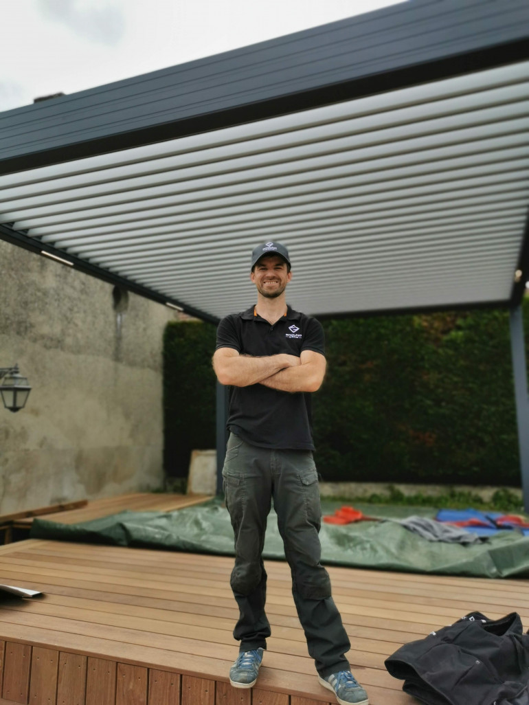 Alan Thoviste monte des pergolas bioclimatiques.(c)Ground Zero