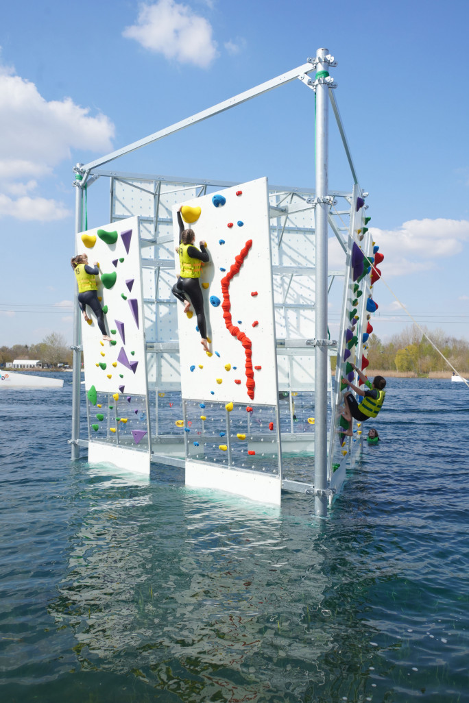 Le nouveau mur d'escalade sur l'eau.(c)Park Nautic