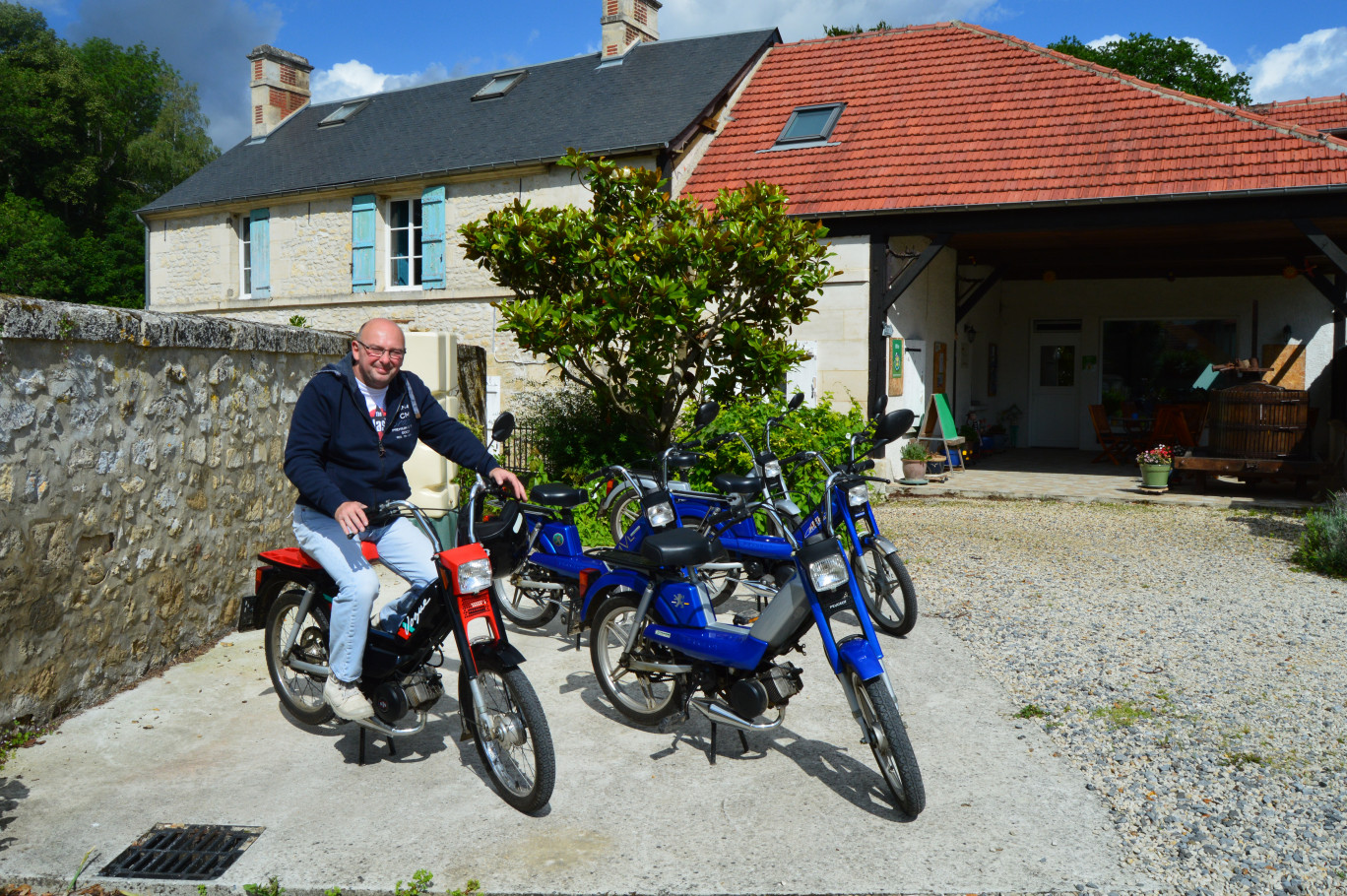 Luc Daussy propose des balade au guidon de la 103 Peugeot. 