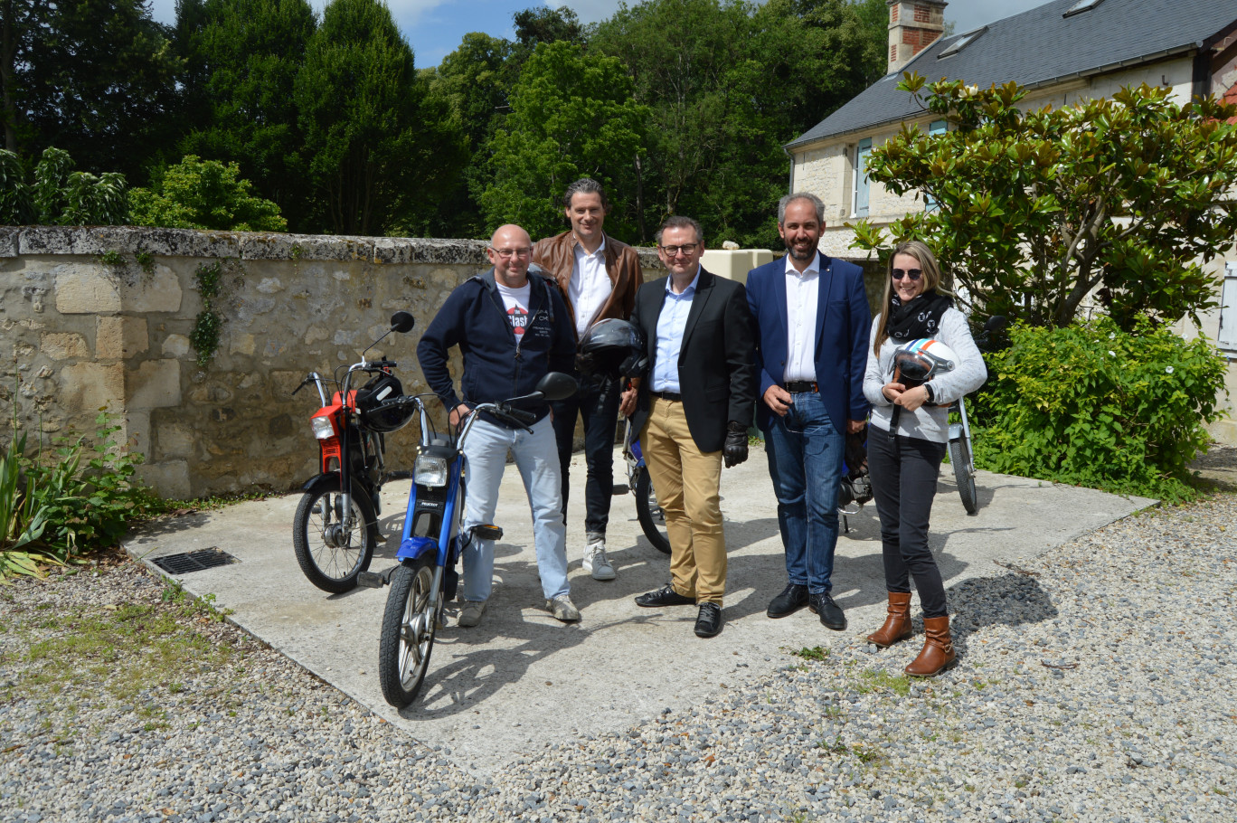 Frédérique Leturque et Jean-Pierre Gold prêts à découvrir la Vallée de l'autome, à mobylette. 