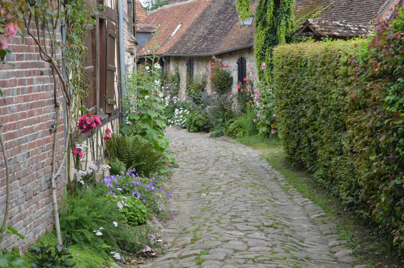 Gerberoy, un village fleuri imprégné du Moyen-Âge.