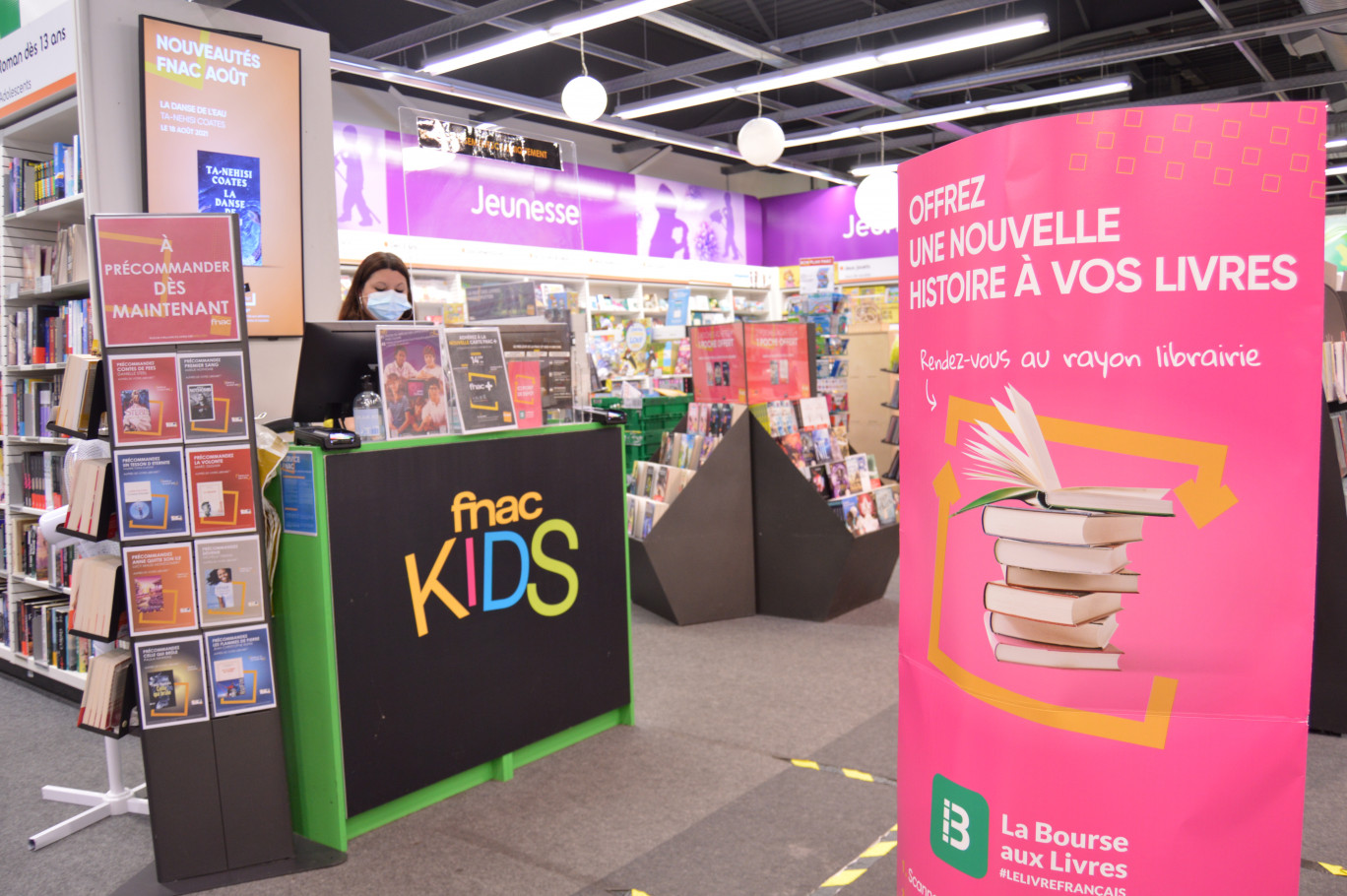 À Creil, le service de seconde main des livres se trouve au centre du magasin.