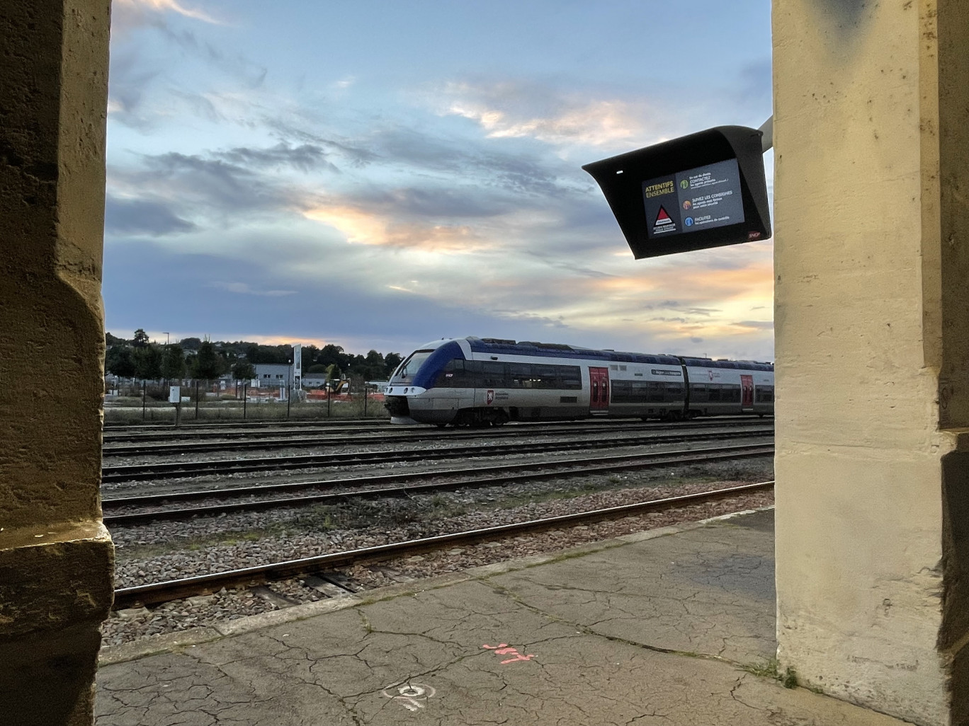 Un TER en gare de Périgueux.