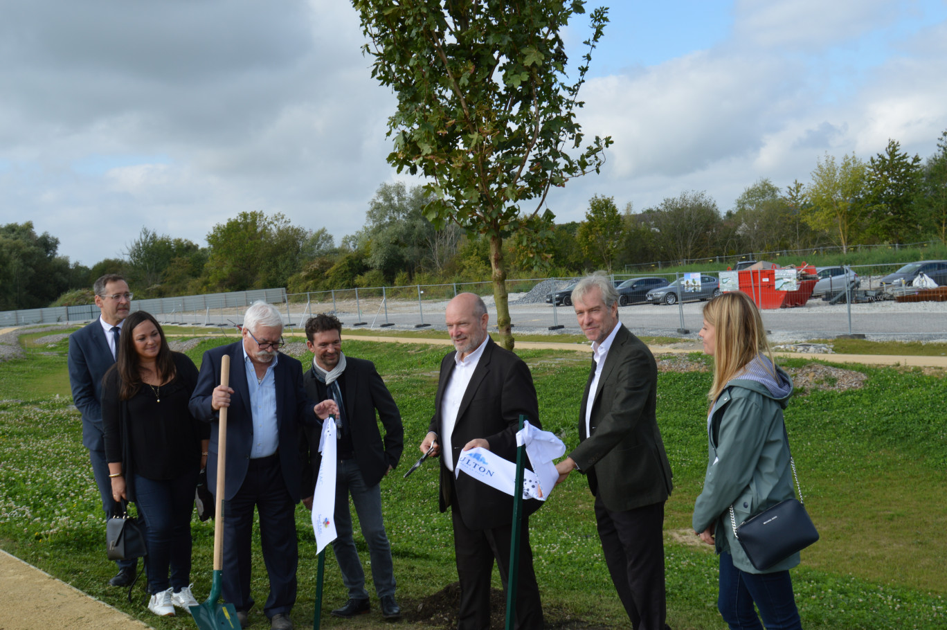 Le premier arbre planté inauguré par Frédéric Besset (au centre), Jean-Claude Villemain (à g.) et Jérôme De Segogne (à dr.).