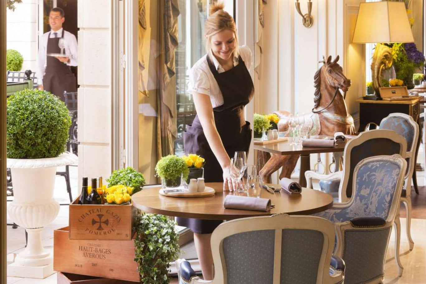 Le Jardin d'hiver, bistrot chic, a rouvert ses portes. La Table du Connétable, gastronomique étoilé, rouvrira le 23 septembre. (c) L'Auberge du Jeu de Paume)