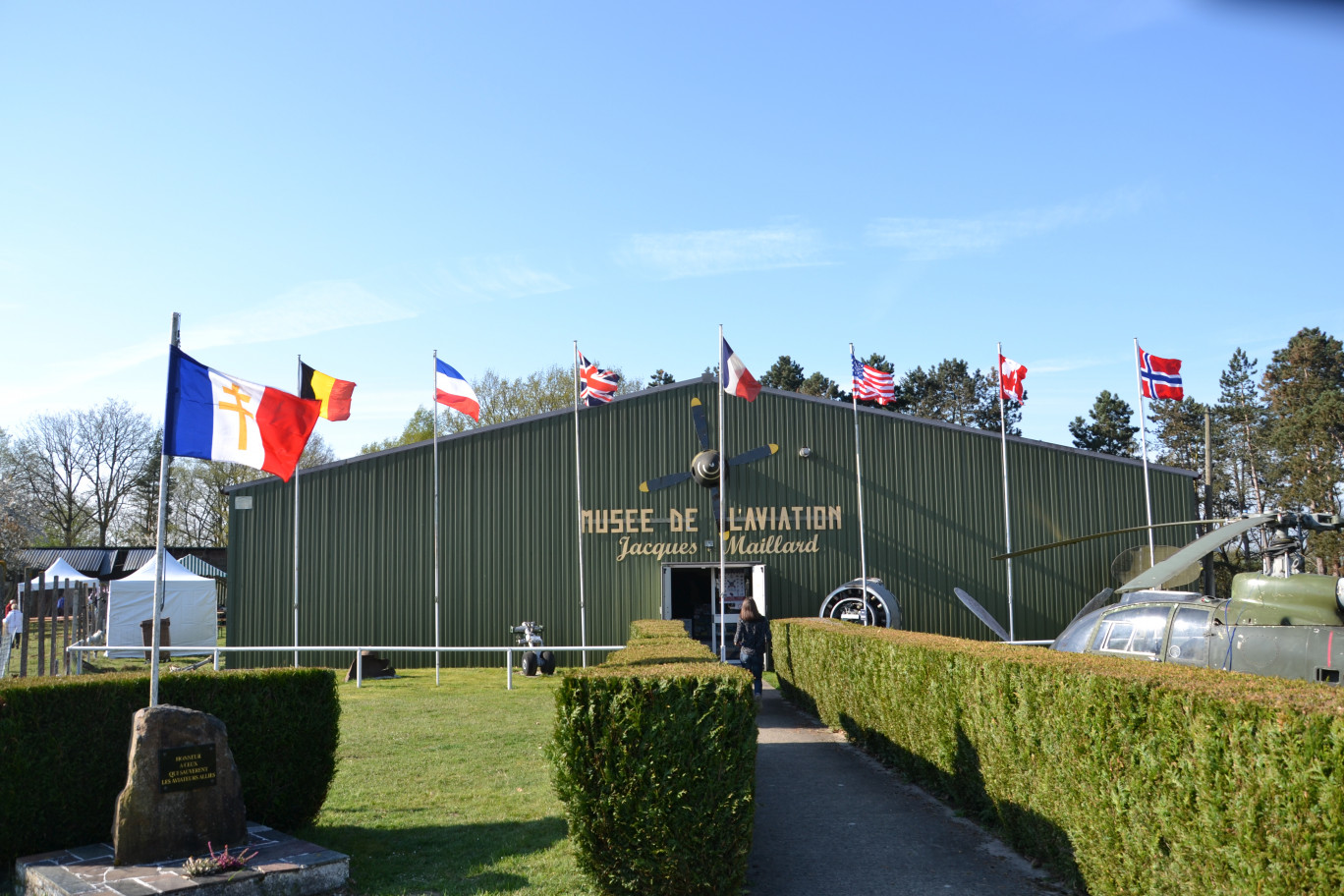En poussant les portes de ce musée aux allures de hangar d’aviation, on découvre des objets d’époque variés : costumes, photographies, pièces d’avion. (c) Musée de l’aviation)