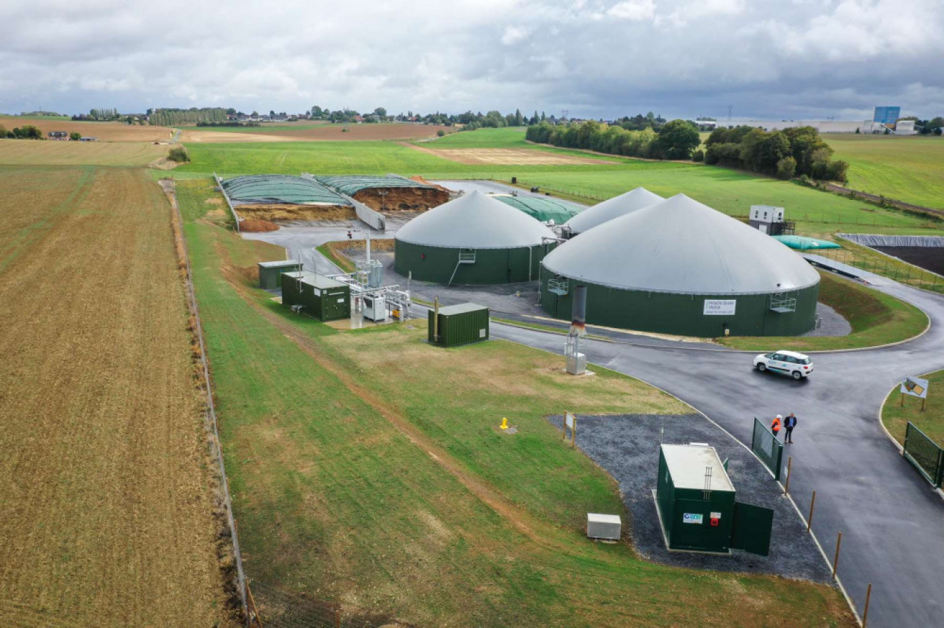 La région est fortement consommatrice de gaz, avec un réseau de distribution très dense (24 800 kilomètres) et près de la moitié des communes raccordées. Malgré son prix, 77% des habitants en ont une image « positive », le gaz demeurant malgré tout une énergie compétitive pour 60% des personnes interrogées, qui le juge également propre (à 73%) et participant pour 87% des sondés au bien-être et confort du foyer. Un foyer sur deux des Hauts-de-France utilise aujourd’hui le gaz naturel pour se chauffer, contre 35 à 40% à l’échelle nationale. Une bonne image du biométhane  Dans la région, 63% des personnes interrogées ont déjà entendu parler de biométhane, notamment les Axonais (72%) et les Isariens (71%). Mais seuls 49% savent qu’il est produit localement, 53% sont au courant qu’il génère de l’emploi dans les Hauts-de-France, 41% que le gaz vert permet de réduire l’utilisation d’engrais chimiques grâce au digestat – un fertilisant naturel issu du processus de méthanisation – et 37% que le biométhane peut être injecté dans le réseau de distribution de gaz.  67% des habitants estiment par ailleurs qu’il est facile de souscrire à une offre de ce gaz vert. Mais seuls 29% savent qu’ils peuvent opter pour cette énergie sans changer d’équipement. 88% des habitants en ont une image positive, et 78% pensent qu’il représente une énergie d’avenir.  Une bonne nouvelle pour la Région « qui affiche une ambition forte en matière de transition énergétique et souhaite notamment devenir région leader en Europe du gaz renouvelable injecté ». Objectif partagé par GRDF, qui œuvre entre autres au sein du Collectif opérationnel régional du biométhane injecté (Corbi, qui rassemble les structures contribuant à l’émergence et à l’accompagnement des projets d’unité de production de biométhane dans la région) pour « faire du gaz vert et de sa version carburant durable (BioGNV) une ressource locale distribuée grâce à un réseau dense, outil structurant de l’aménagement du territoire ». Objectif de GRDF : faire du gaz vert et de sa version carburant durable une ressource locale distribuée grâce à un réseau dense. (c)AdobeStock  La région compte à ce jour 48 unités biométhane, à 90% agricoles, 18 stations publiques gaz naturel véhicules et plus de 1 300 bus, bennes à ordures et camions roulant au gaz. Une filière qui génère également de nouveaux besoins en compétences pour l’exploitation et l’entretien des unités de méthanisation, en créant en moyenne huit emplois directs et indirects par unité.  « Les résultats de cette étude démontrent qu’il y a un attachement réel à l’énergie gaz en région Hauts-de-France. Ils révèlent également qu’il existe de vraies attentes des consommateurs en matière de transition énergétique, qu’ils ont conscience des enjeux environnementaux actuels et qu’ils sont prêts à y prendre part. (…) Le gaz est et restera une énergie compétitive et d’avenir, incontournable dans le mix énergétique. Le développement des gaz verts permettra d’atteindre l’objectif français de neutralité carbone avec l’utilisation de 100% de gaz renouvelable à horizon 2050 », a commenté Didier Cousin, directeur territorial Hauts-de-France GRDF.