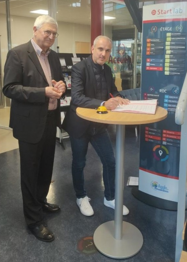 Jean-Éric Ménard, président de La Conciergerie Solidaire (à g.) signant la convention avec e Loïc Barbaras, Vice-Président de la Communauté d’Agglomération du Beauvaisis en charge du développement économique.