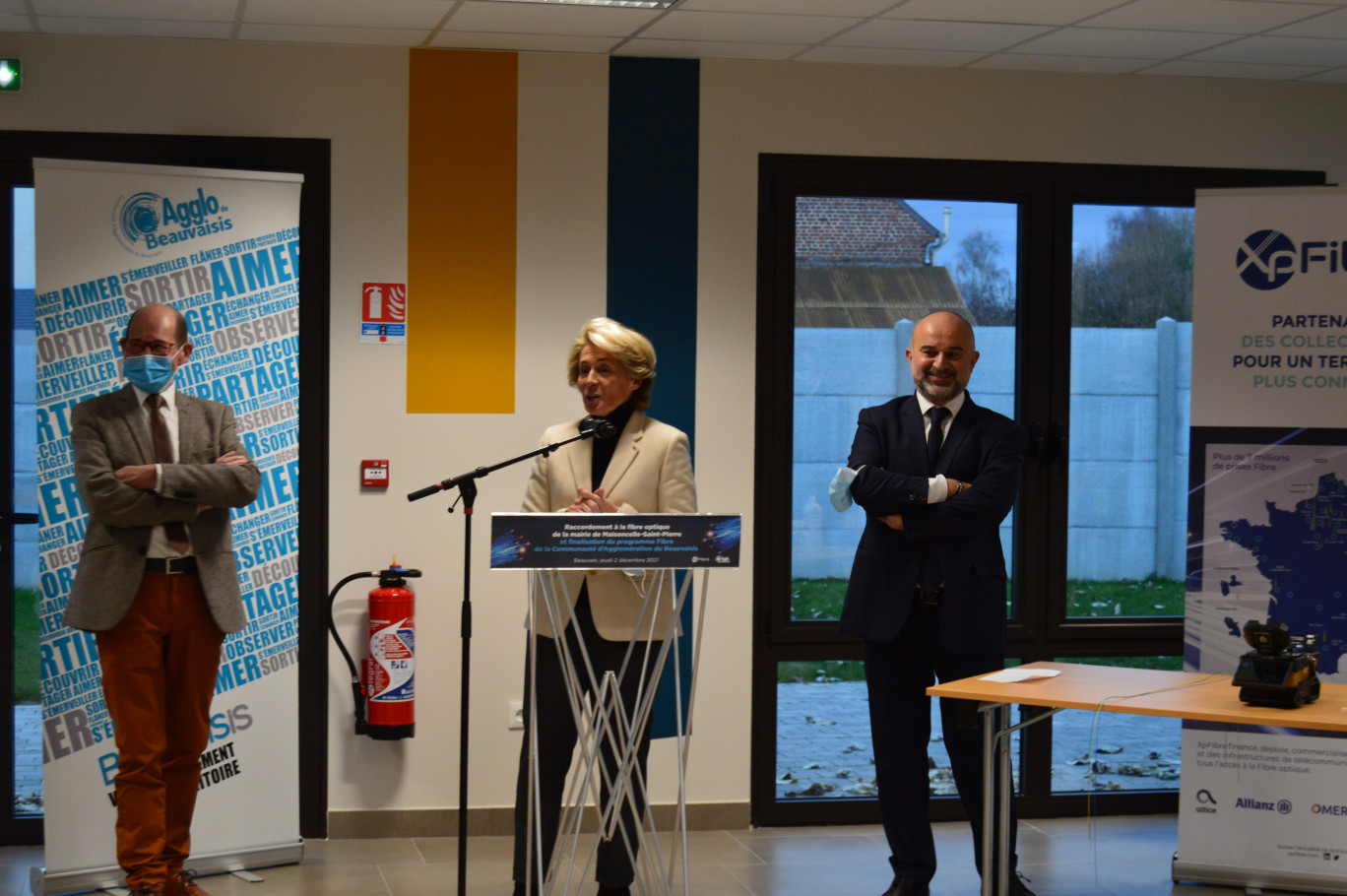  Noël Verschaeve (à g.), Caroline Cayeux et  Salvatore Tuttolomondo ont annoncé la fin du programme d'installation de la fibre optique dans le Beauvaisis.