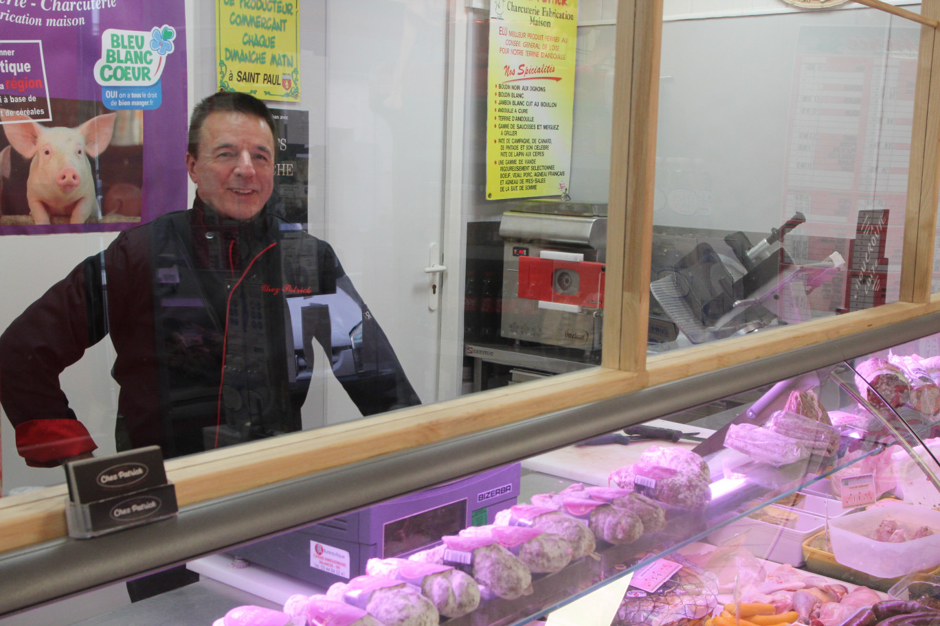 Patrick Jehenne dans sa boutique au centre du bourg de Goincourt. (c) Aletheia Press / B.Delabre