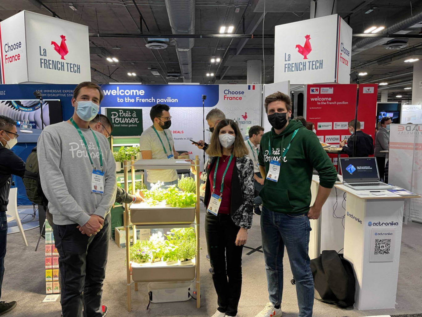 (de g. à droite) Romain Behaghel , co-fondateur de Prêt à Pousser, Clara Chappaz, directrice de la FrenchTech, et Mael Thomas, directeur Général de Prêt à Pousser, sur le stand de la start-up au CES de Las Vegas, en janvier 2022