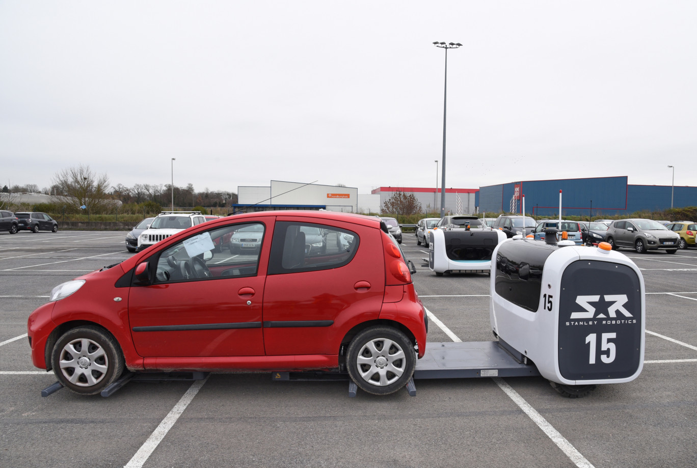 Deux Stan évoluent sur une centaine de places de parking dédiées au stockage de véhicules d’occasion. (c) GEFCO/ Stanley Robotics