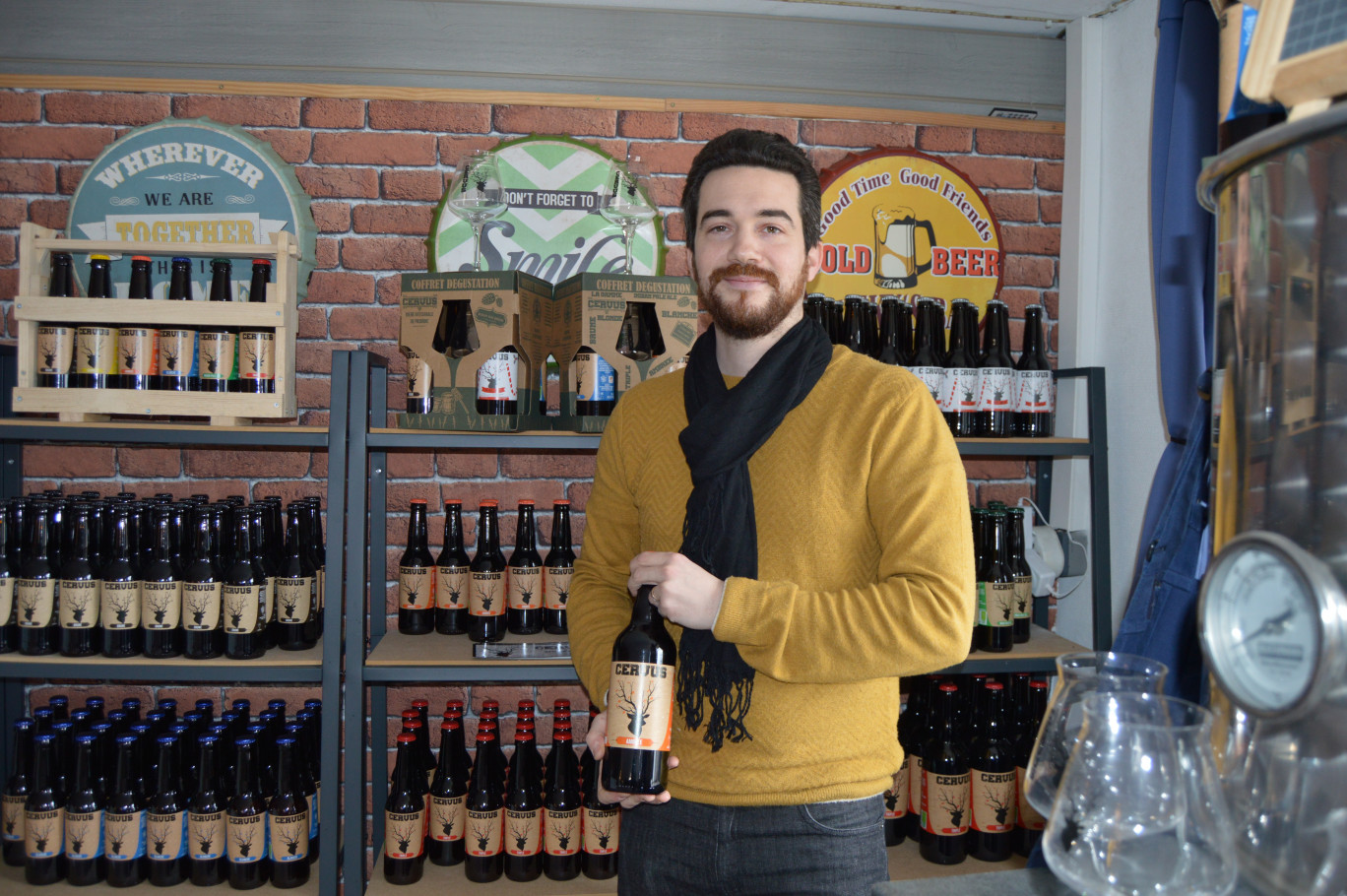 François Vandaele et sa bière Cervus.