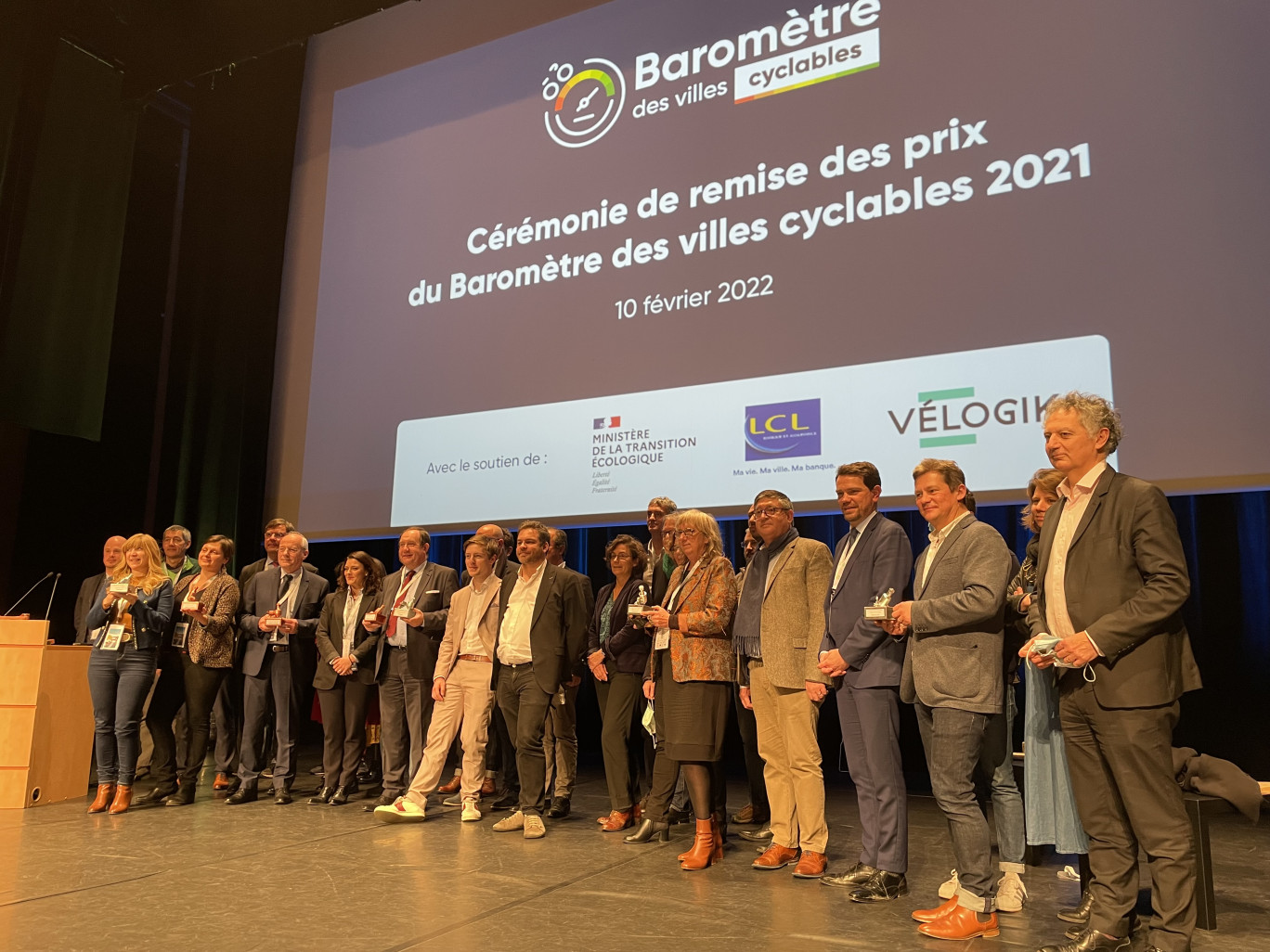 Photo de famille de la Fédération des usagers de la bicyclette pour les résultats de cette troisième édition du Baromètre des villes cyclables. (c)Olivier Razemon