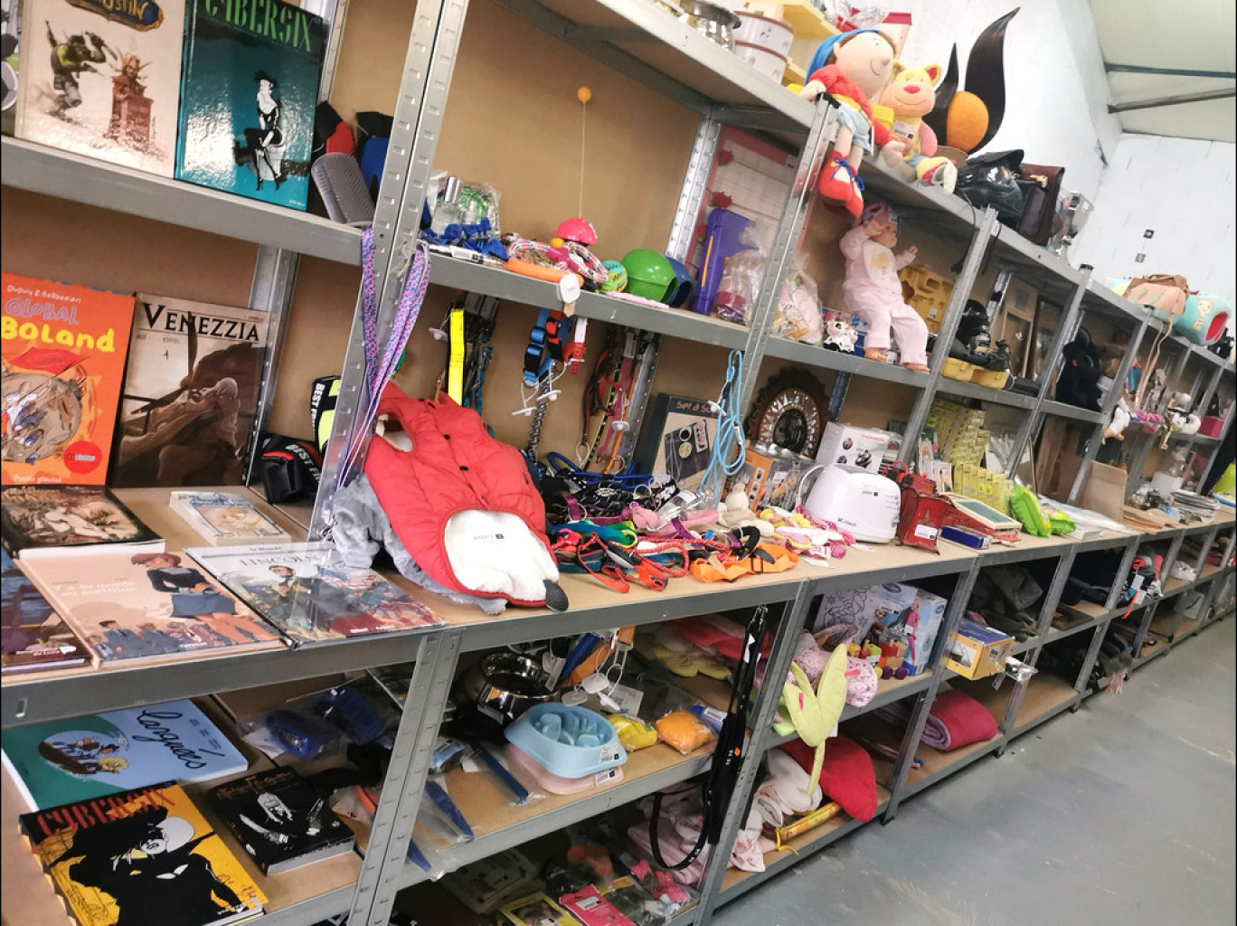 À l’Espace Brocante, chaque vendeur loue un espace « stand » animé et rangé chaque jour par Ingrid Lentz (c) L’espace Brocante