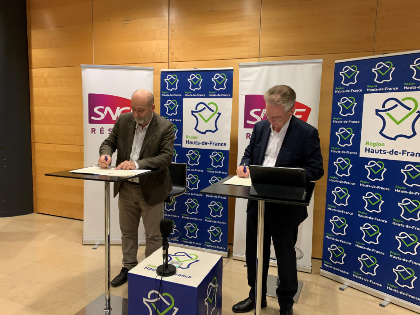 Le vice-président de la Région Hauts-de-France en charge des mobilités, des infrastructures de transports et des ports Franck Dhersin et le Directeur général de SNCF Réseau, heureux de la signature de ce contrat de performance. (c)Région Hauts-de-France