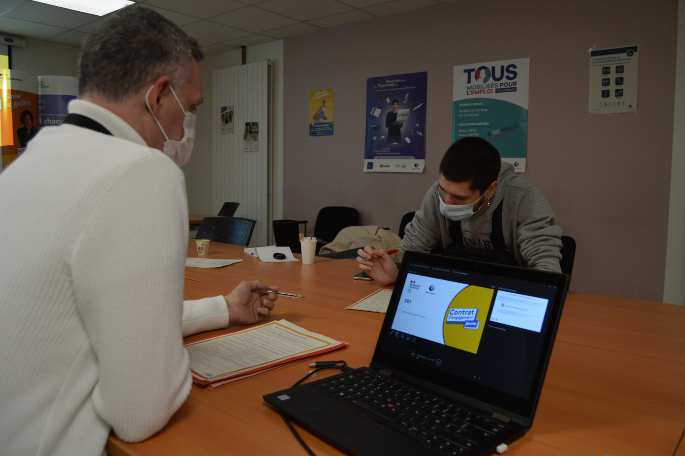 Christopher signe l'un des premiers CEJ de Pôle emploi, à Noyon.