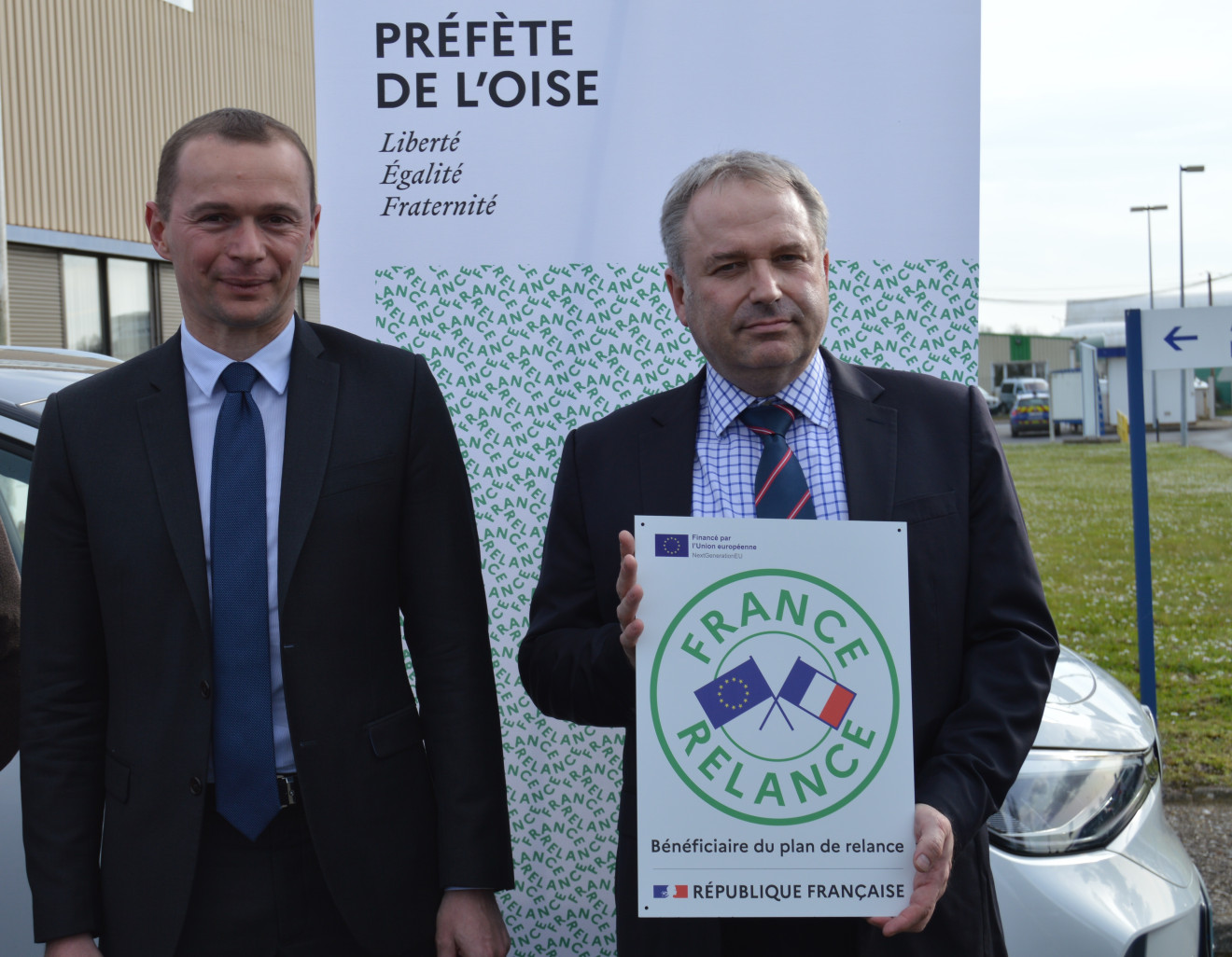 Olivier Dussopt (à g.) a remis officiellement la plaque France Relance à François Augnet, président de Mat Friction.