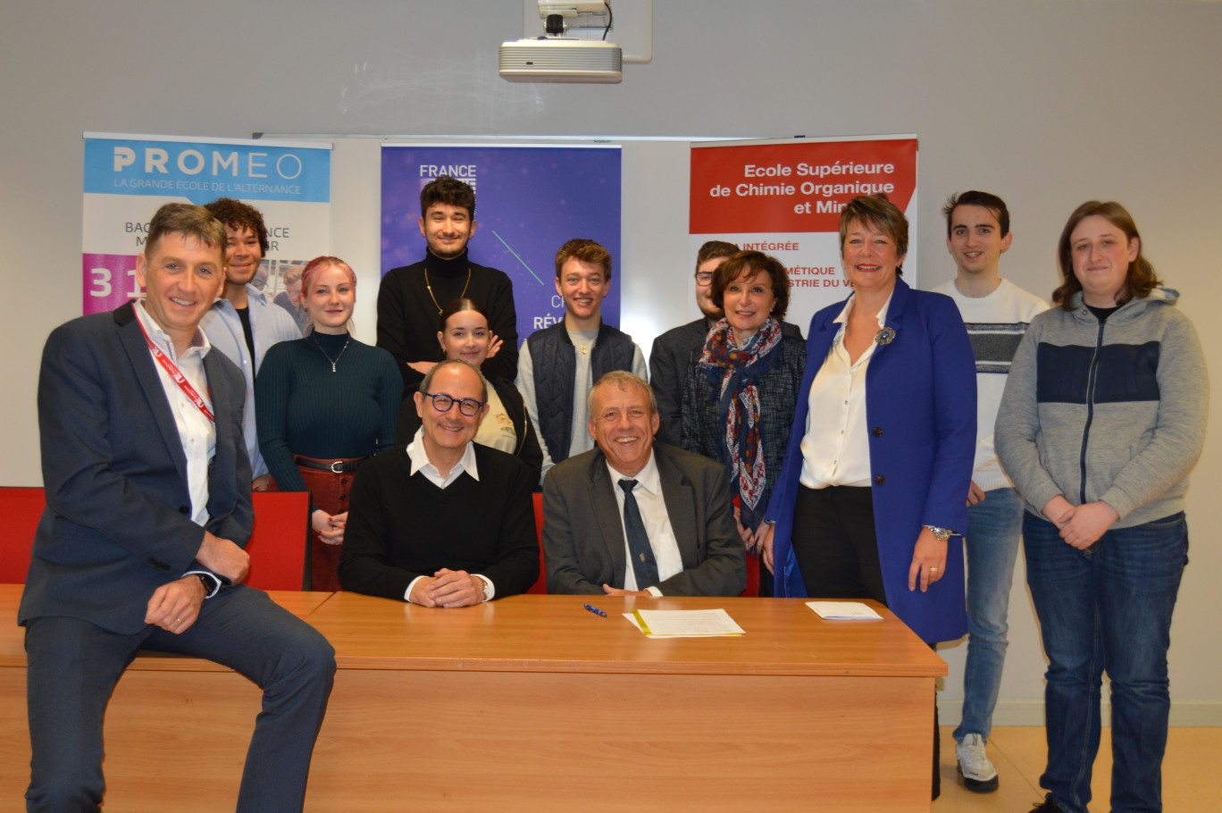 Une nouvelle formation en chimie est en place à Compiègne, en présence des étudiants et des partenaires de la formation. 
