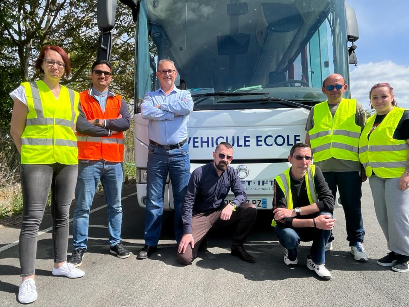 Raphaël Wintrebert, le directeur du centre (en chemise bleu) et Mathis Lefranc, à sa droite, entourés des stagiaires de conduite de bus.