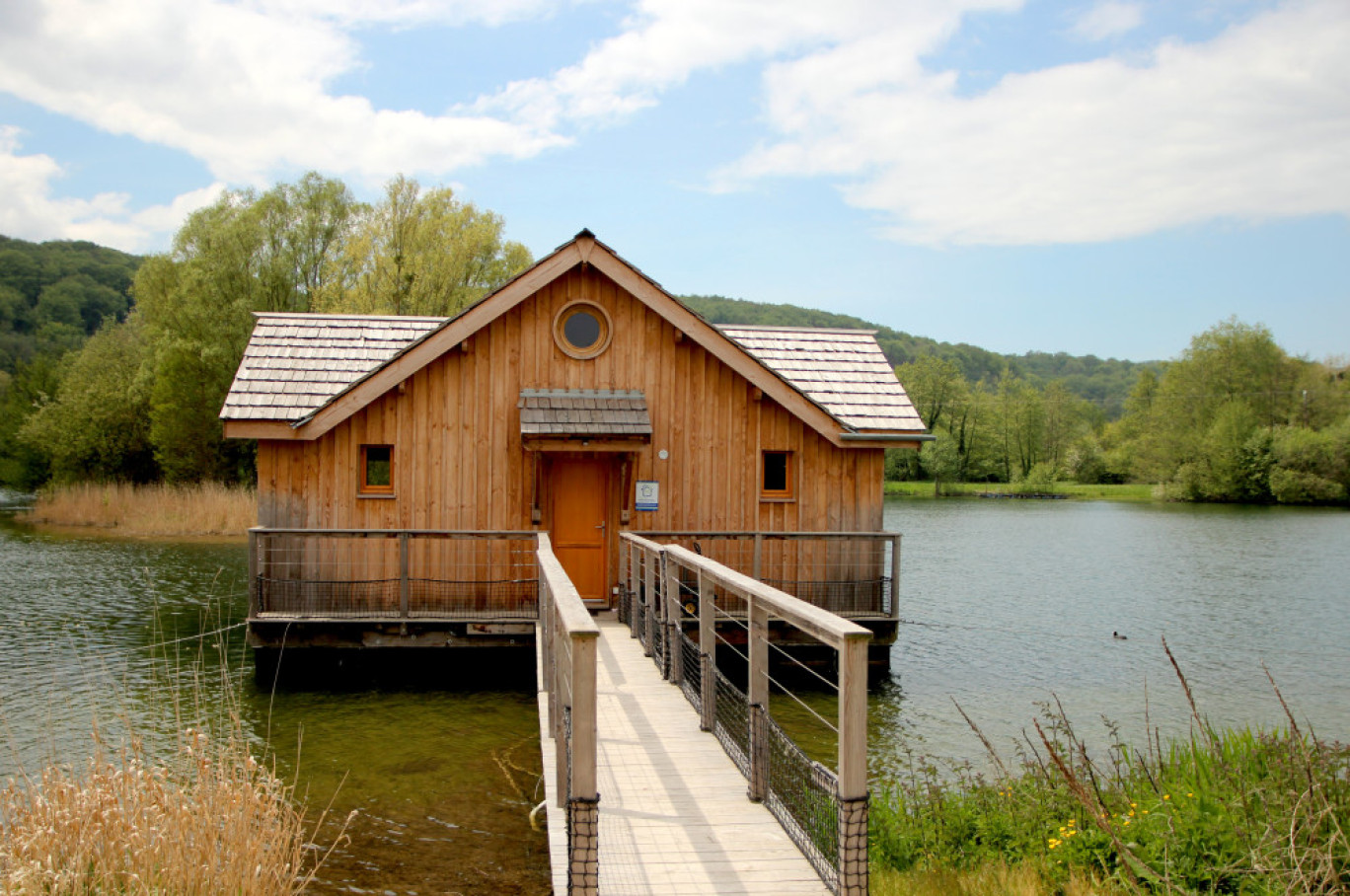 Cinq cabanes flottantes, équipées de bains nordiques, ont été ouvertes en 2021 sur l'un des étangs du domaine. ©Aletheia Press/ B.Delabre