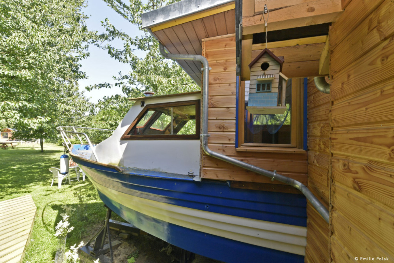 Dernier logement insolite installé, Le Dom' qui invite à prendre la mer sur un océan de verdure. (©Wonderbox/ Émilie Polak)