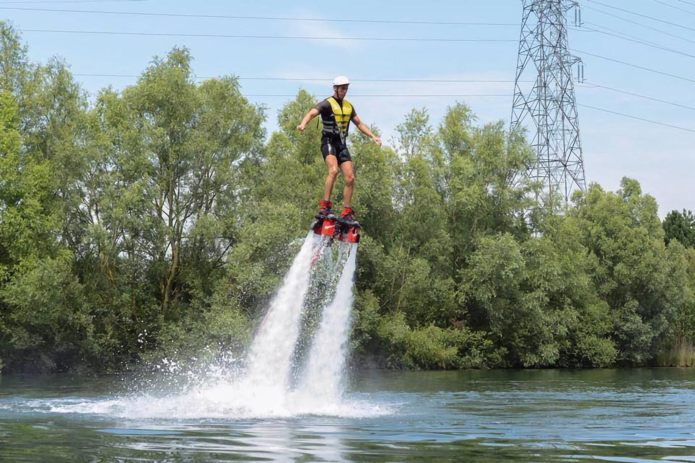 Le temps de 20 minutes, envolez-vous sur le flyboard de Pure Sensation à Pontpoint. Réservation à faire en ligne ou par téléphone. (© Pure Sensation)