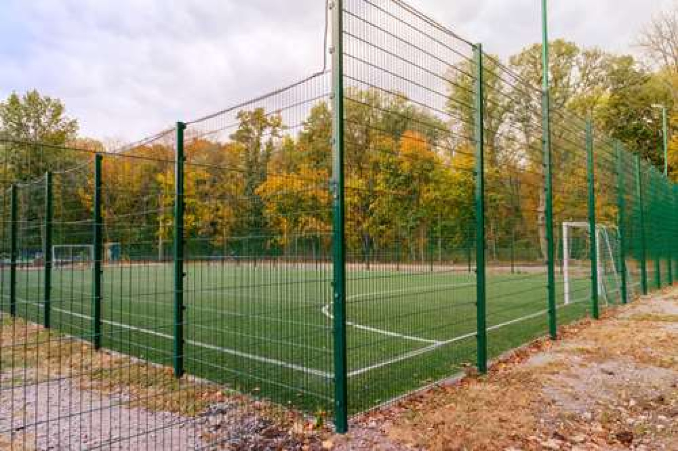 Le city stade est un terrain de sport de proximité adapté à tous. (c)Adobestock