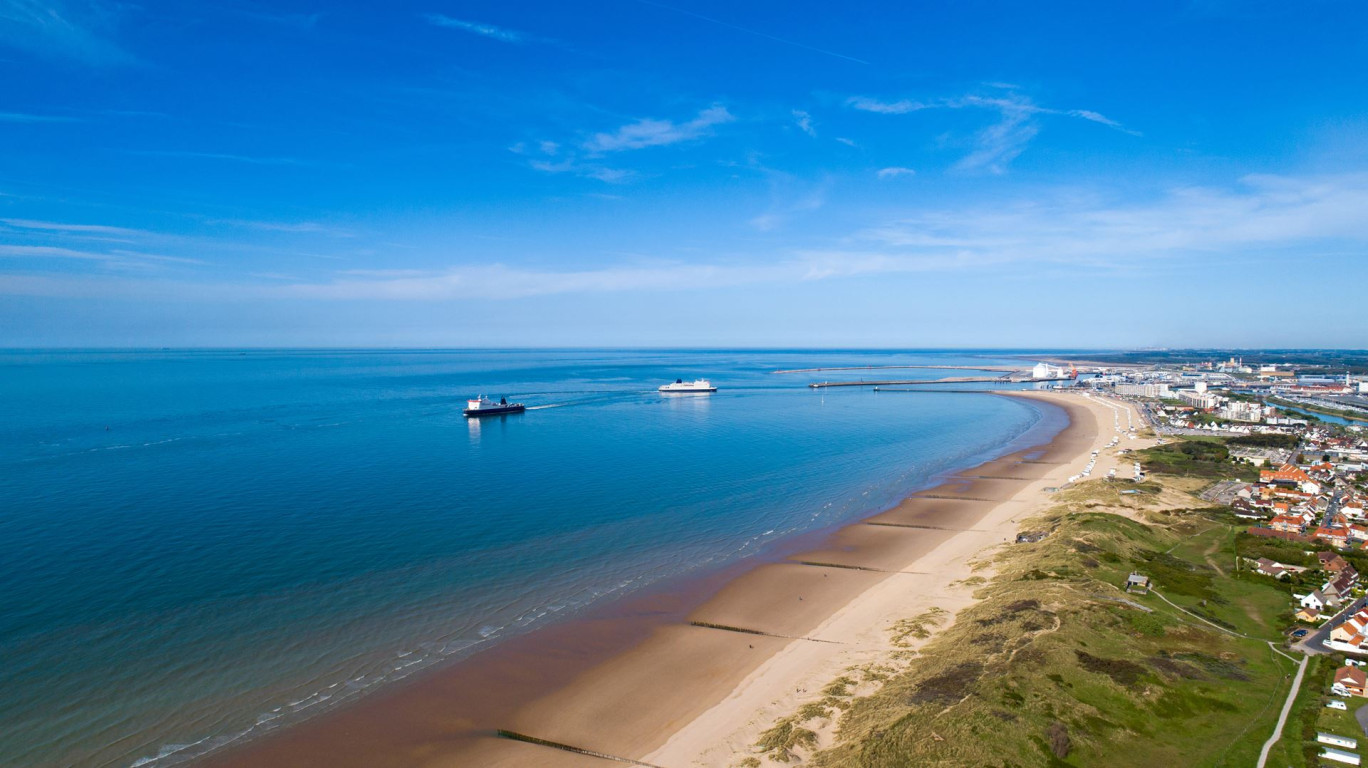 Entre industrie et tourisme, le littoral conforte son activité économique en s'ouvrant sur la mer. © altitudedrone