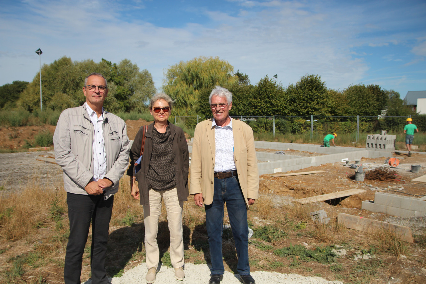 L'architecte Xavier Simonneaux (à dr.) et les élus Marie-Laurence Baumer (adjointe au maire) et Jean-Pierre Grévin (maire), à l'issue d'une réunion de chantier le 6 septembre. (© Aletheia Press / B.Delabre)