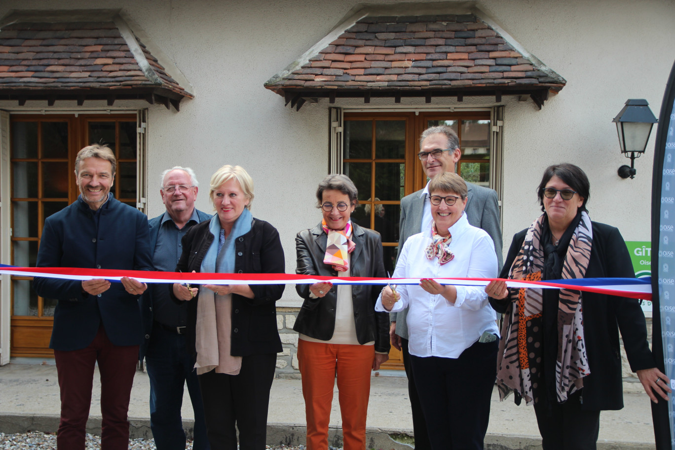 Quatre conseillers départementaux dont la présidente Nadège Lefebvre, étaient présents à l'inauguration du gîte le Jardin de l'Abbaye à St-Germer-de-Fly. (© Aletheia Press / B. Delabre)