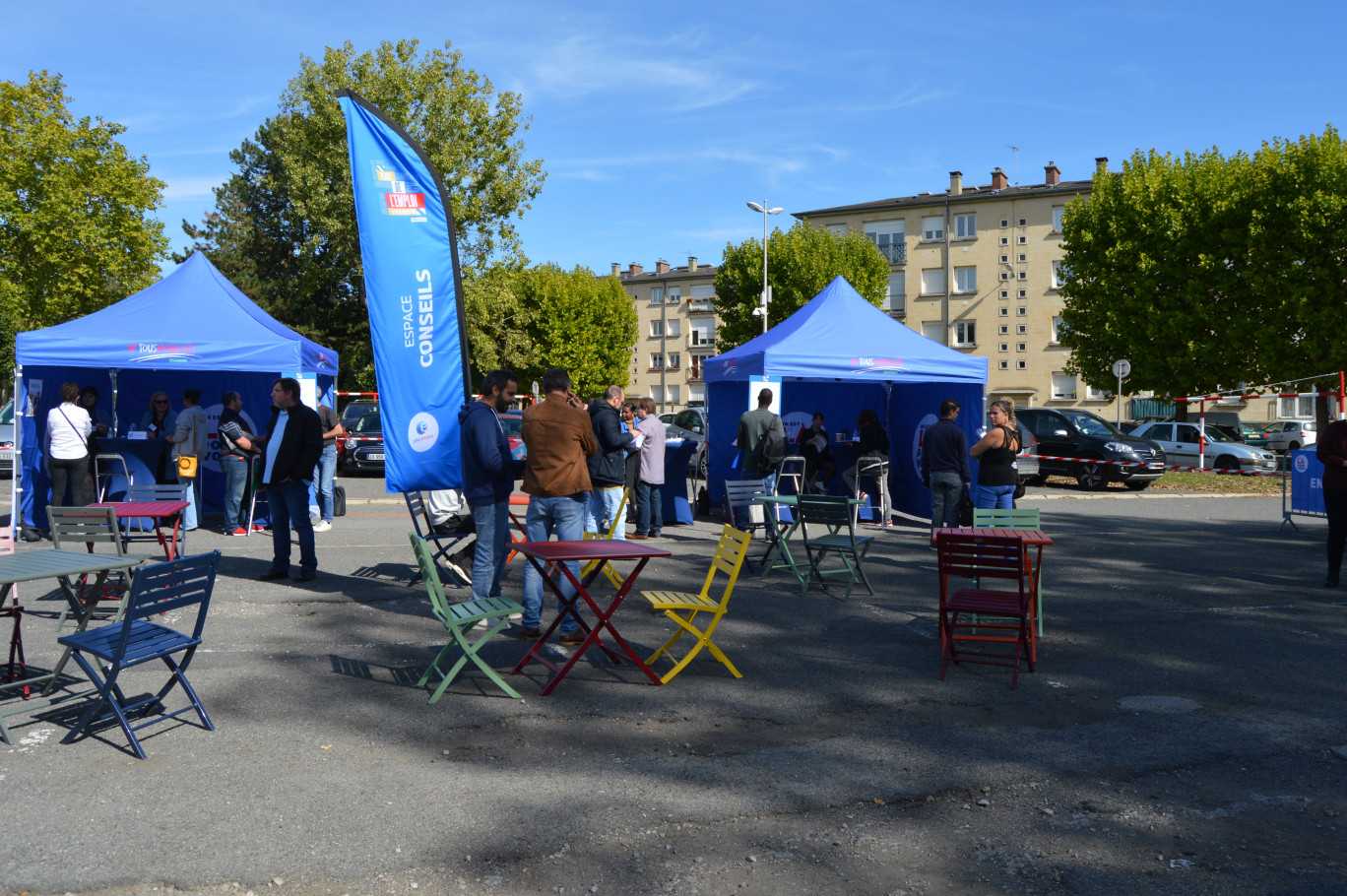 La Place de l'emploi et la formation s'est installé devant le Centre de la Victoire à Compiègne.