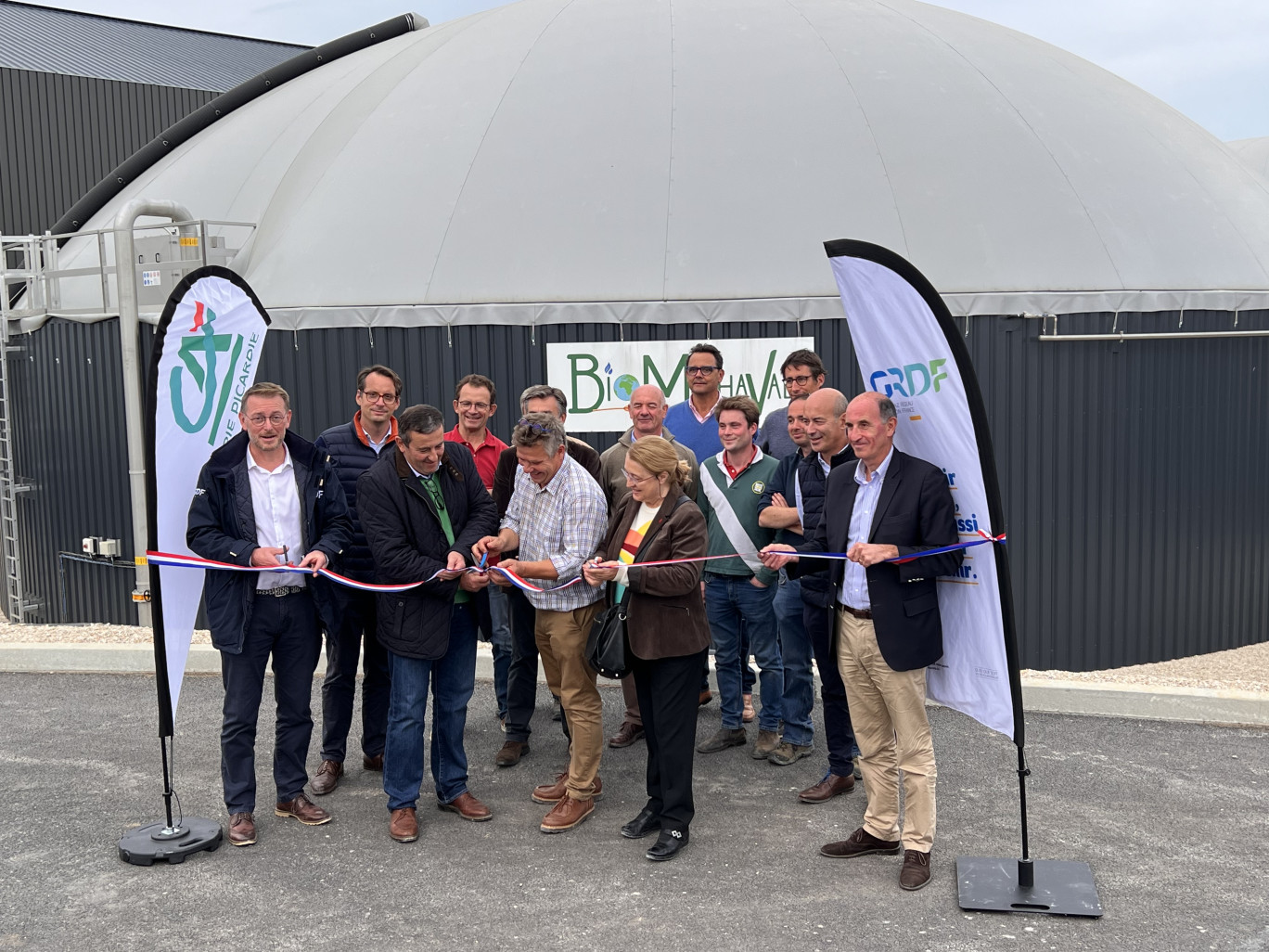 Le site a été inauguré par : (de g. à dr) Frédéric Delormel, délégué territorial GRDF Oise, Sylvain Collard et Alain Bizouard, agriculteurs et porteurs du projet, Claude Dulamon, sous-préfète de Senlis et Didier Doucet, président du Pays du Valois.