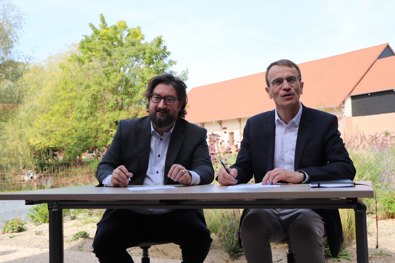 Antoine Belot, directeur des Ressources humaines de Fleury-Michon et Philippe Choquet,  Directeur général de l’école d’ingénieurs ont signé un partenariat de recherche et développement. (c)DR