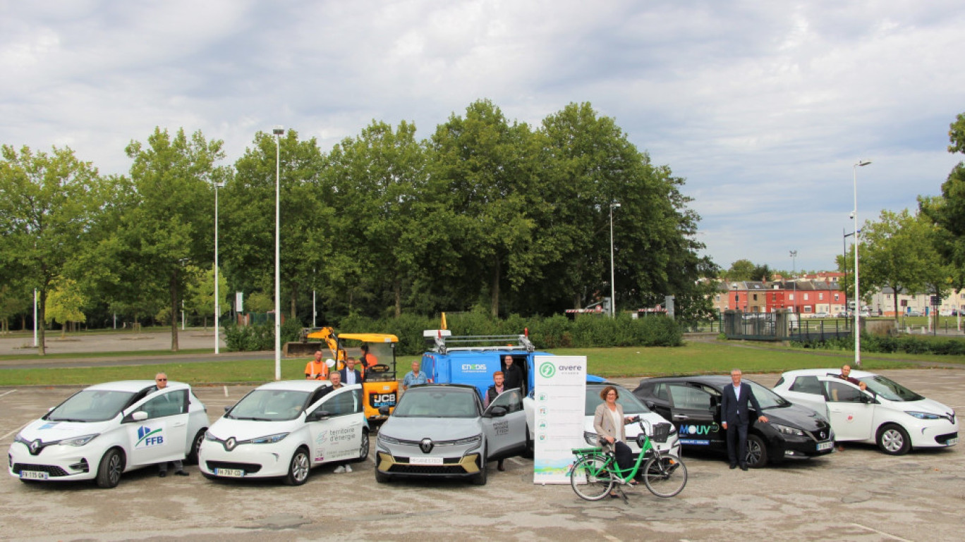 es membres de l’Avere Picardie réunis autour de leurs différents véhicules électriques.