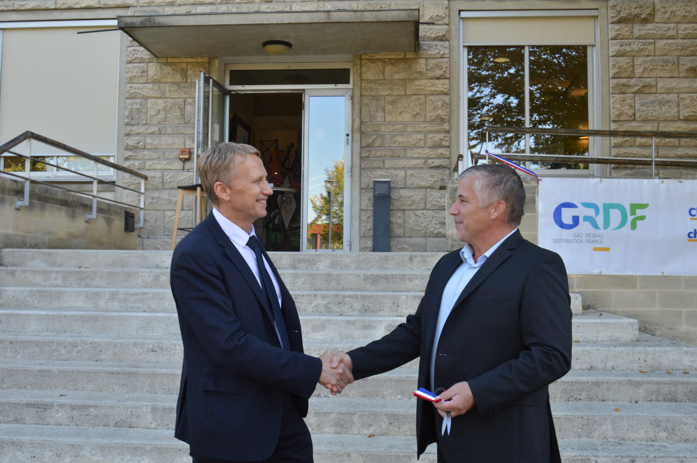 (de g. à dr.) Philippe Lahet, directeur GRDF Nord-Ouest et Philippe Kellner, maire de Verneuil-en-Halatte, ont inauguré la nouvelle agence.