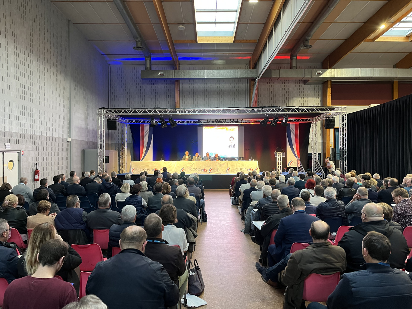 Le congrès des maires de l'Oise a rassemblé près de 400 personnes. (c)DR