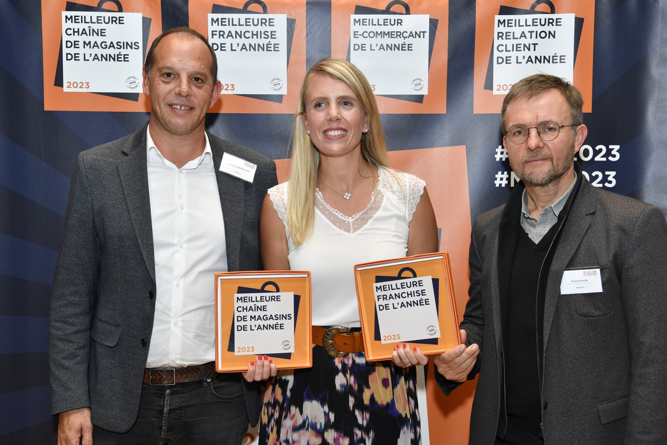 Deux distinctions qui saluent un travail d’équipe : (de g. ) dr.) Sylvain Vanderbussche, leader de l’animation réseau, Lucie Freal, leader stratégie Habitant, Olivier Degavre : leader du développement de la franchise. (c)Weldom