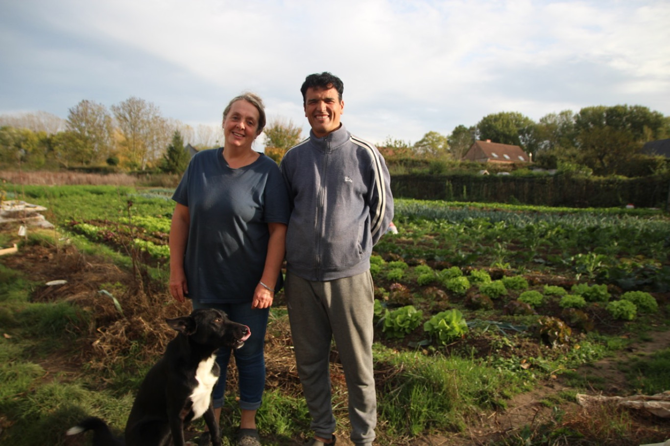 Jennifer et Abdel André Reghioui, devant leur parcelle.