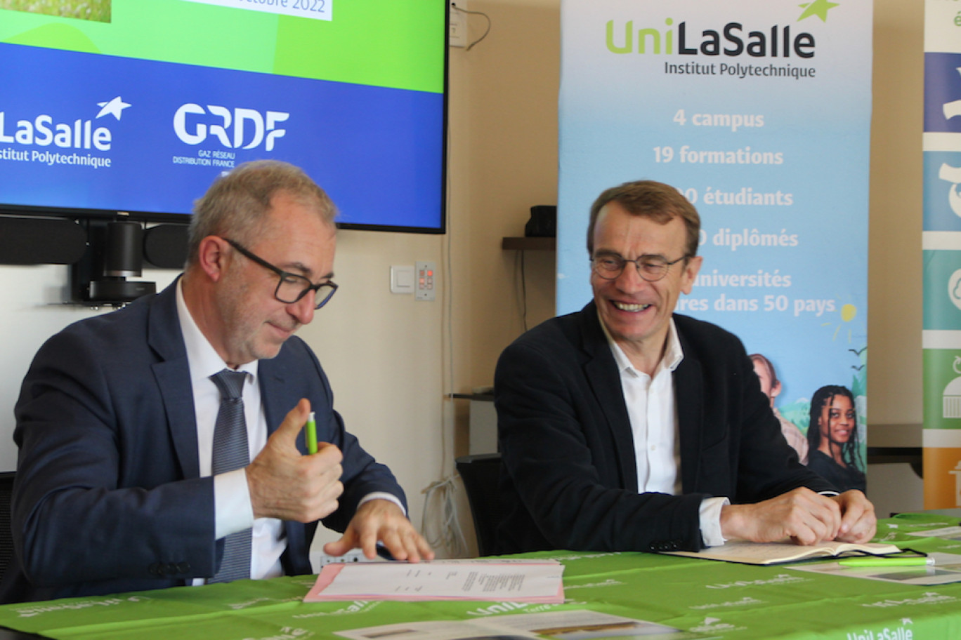 Frédéric Martin (GRDF) et Philippe Choquet (UniLaSalle) lors de la signature de la chaire d'enseignement et de recherche Méthanisation agricole et transitions. (© Aletheia Press / B.Delabre)