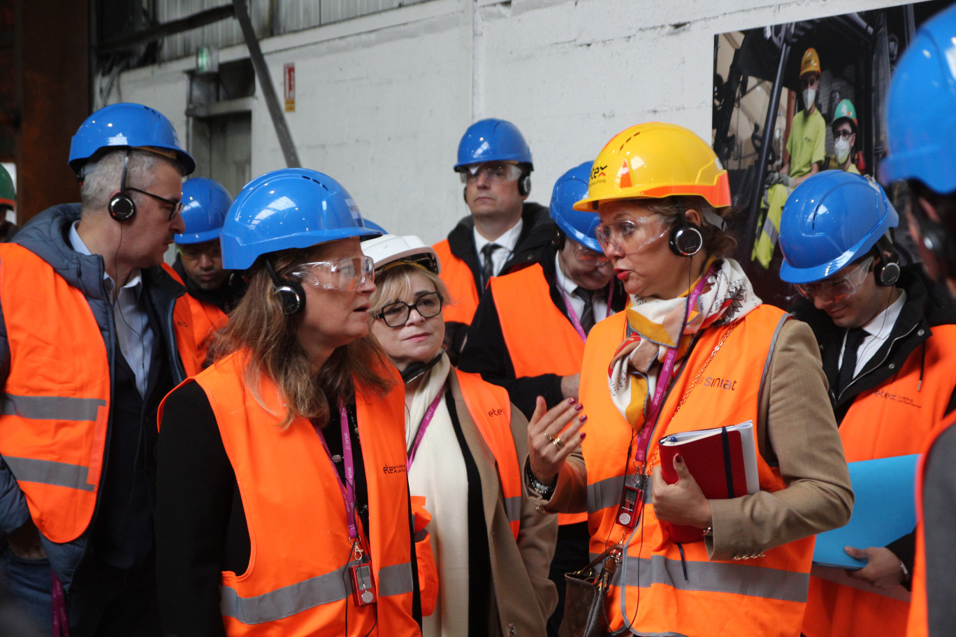 Olivia Grégoire, ministre déléguée chargée des Petites et Moyennes Entreprises, échange avec Valérie Lebon, directrice générale d'Etex France. (© Aletheia Press / B.Delabre)